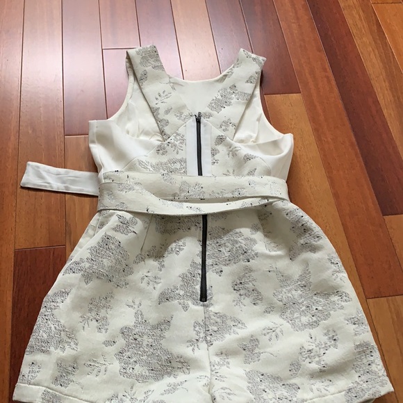 NWT Cream coloured romper size M short/skort looks like jacquard - Picture 6 of 9